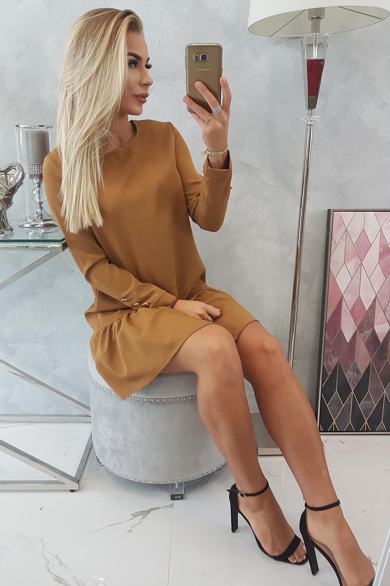 Hnedé šaty s volánom a gombíkmi 