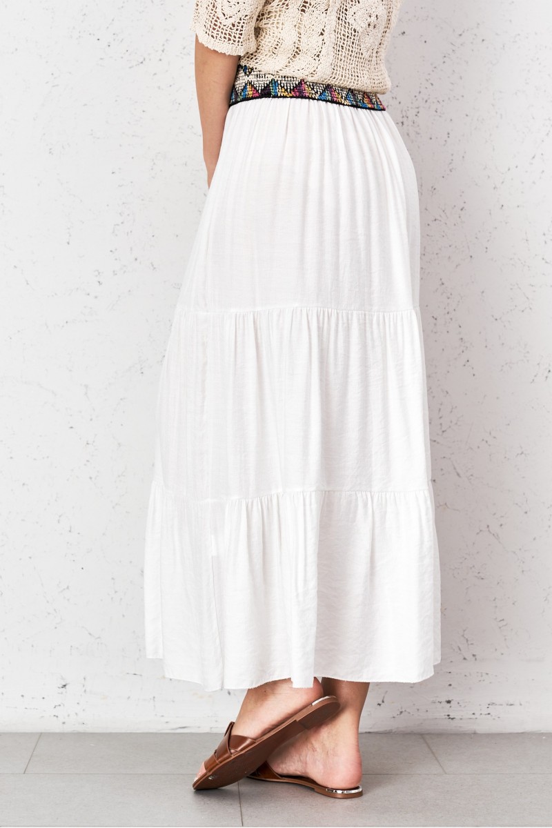 Dlhá biela sukňa so vzorovaným opaskom -3