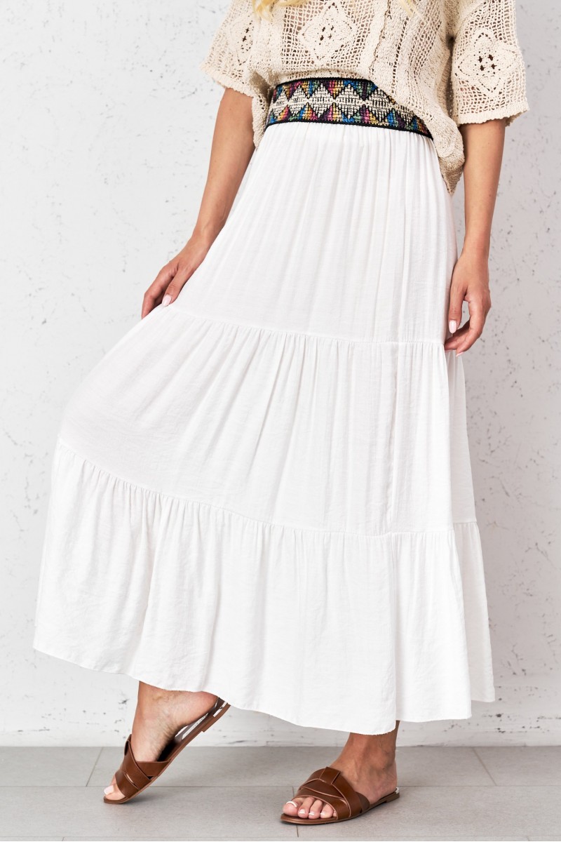 Dlhá biela sukňa so vzorovaným opaskom -4
